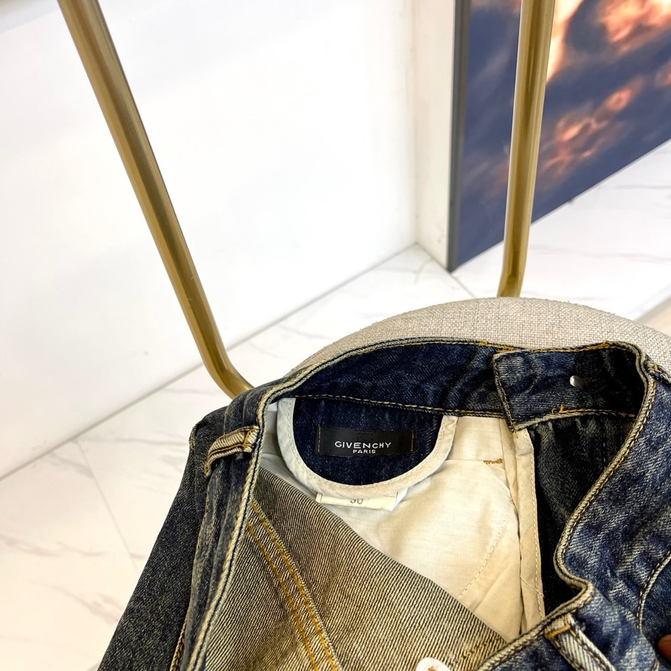 Given纪梵希、2025秋冬男士丹宁系列。深靛蓝丹宁面料化身午夜天幕，手工凿刻的星形破洞如银河裂隙，搭