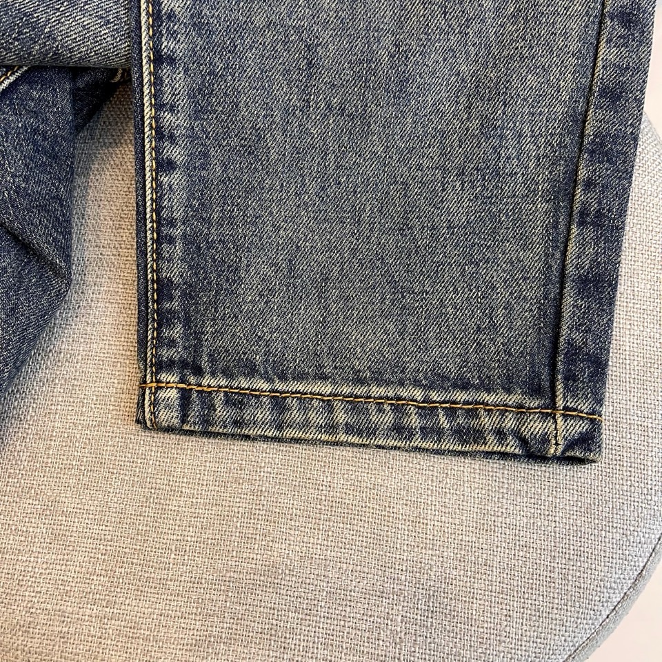 Given纪梵希、2025秋冬男士丹宁系列。深靛蓝丹宁面料化身午夜天幕，手工凿刻的星形破洞如银河裂隙，搭