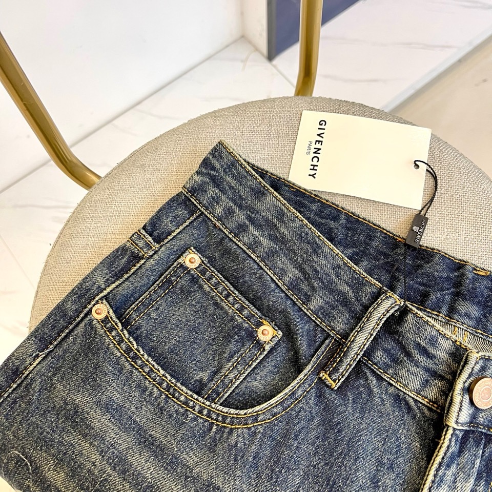 Given纪梵希、2025秋冬男士丹宁系列。深靛蓝丹宁面料化身午夜天幕，手工凿刻的星形破洞如银河裂隙，搭