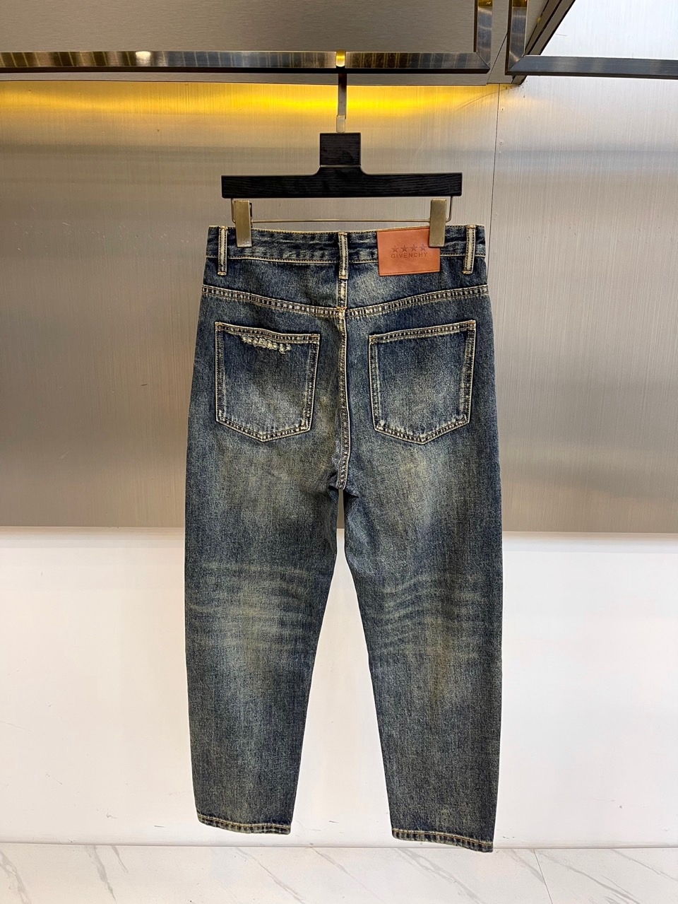 Given纪梵希、2025秋冬男士丹宁系列。深靛蓝丹宁面料化身午夜天幕，手工凿刻的星形破洞如银河裂隙，搭