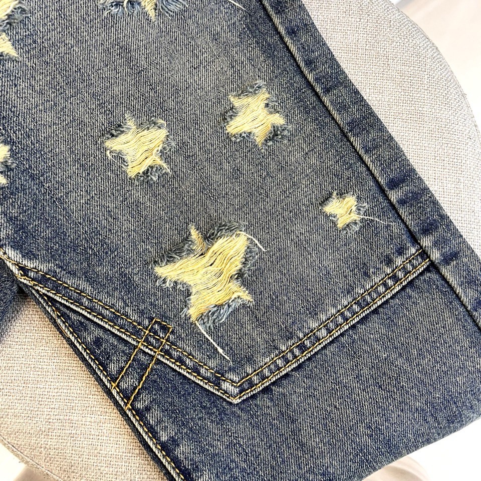 Given纪梵希、2025秋冬男士丹宁系列。深靛蓝丹宁面料化身午夜天幕，手工凿刻的星形破洞如银河裂隙，搭