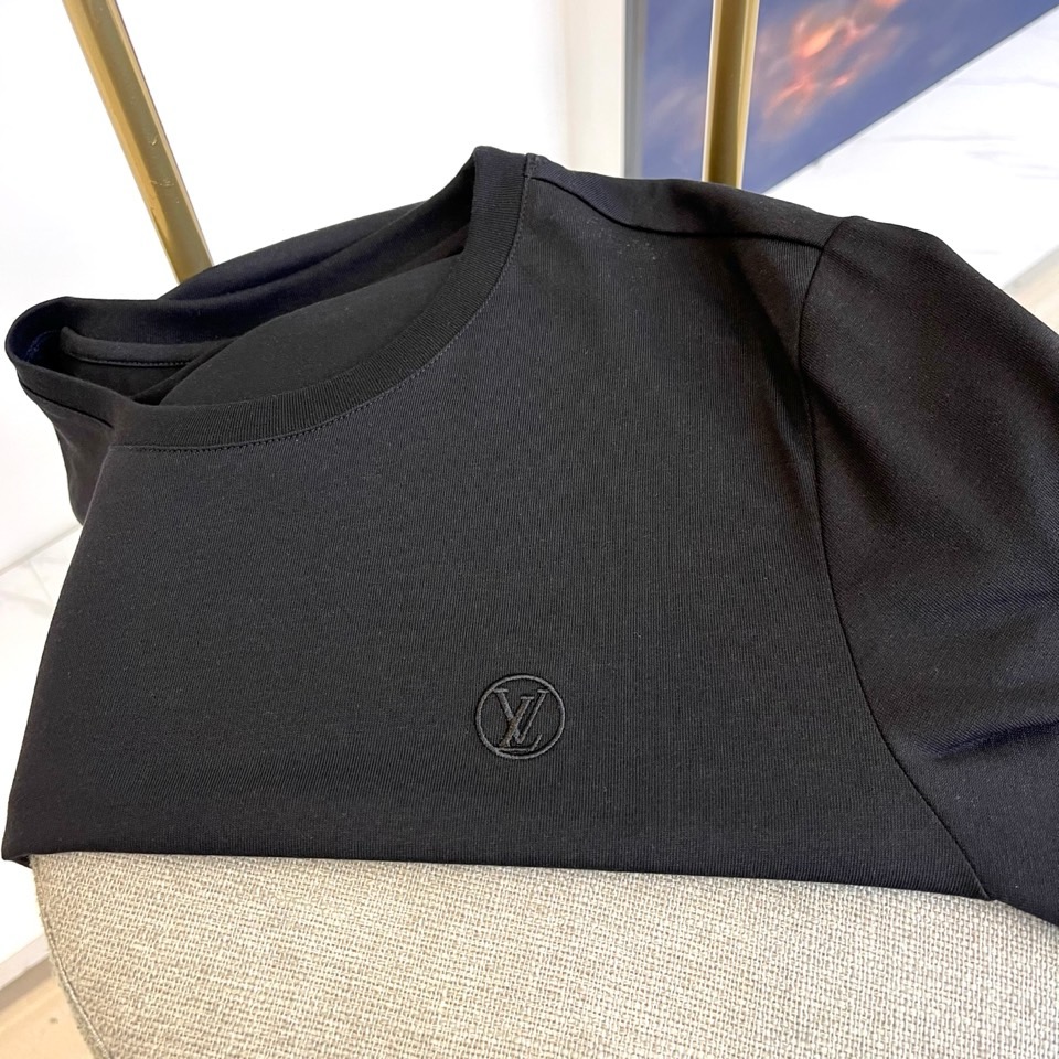 1v、2025秋冬男士系列 | 纯粹奢华，细节制胜精选高级棉质面料，以纯净为底，打造低调奢华的日常必备。