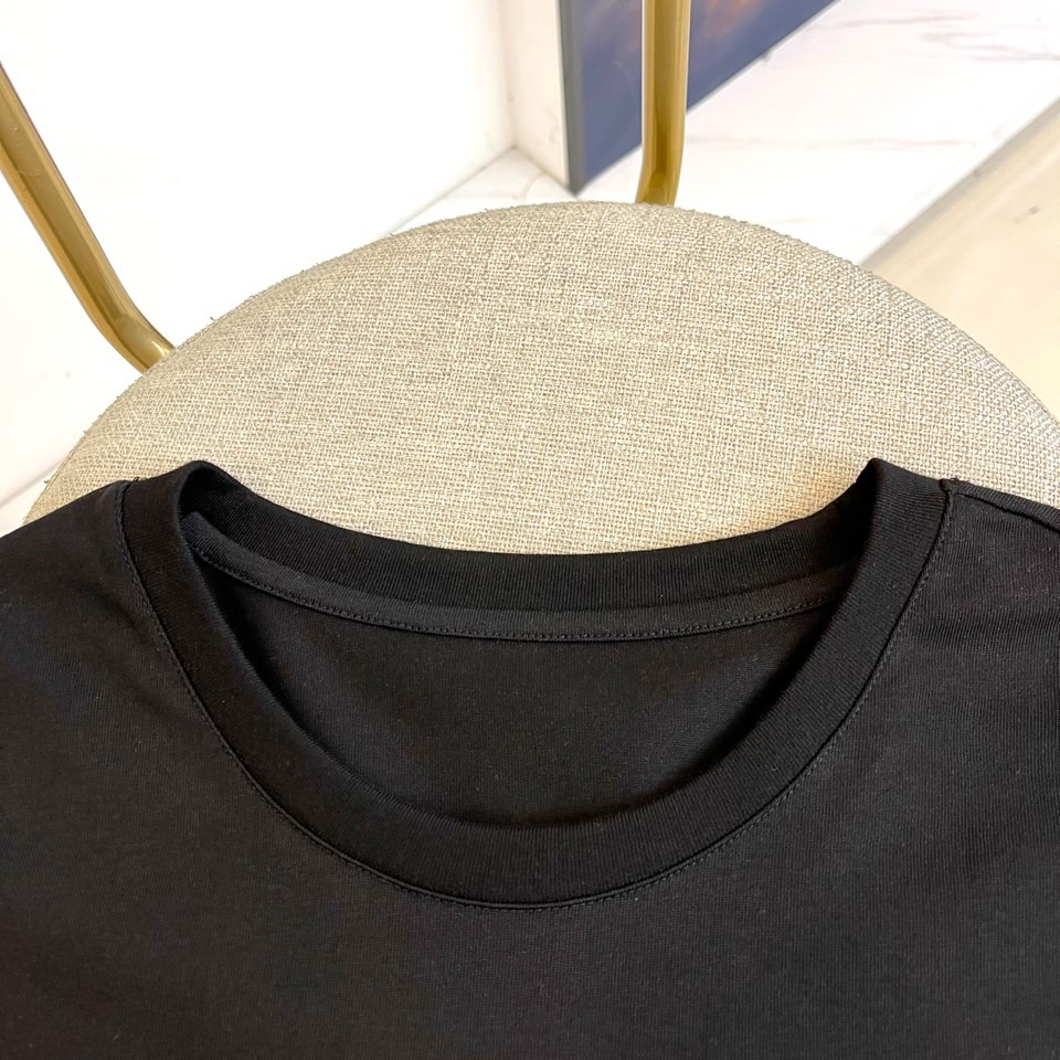 1v、2025秋冬男士系列 | 纯粹奢华，细节制胜精选高级棉质面料，以纯净为底，打造低调奢华的日常必备。