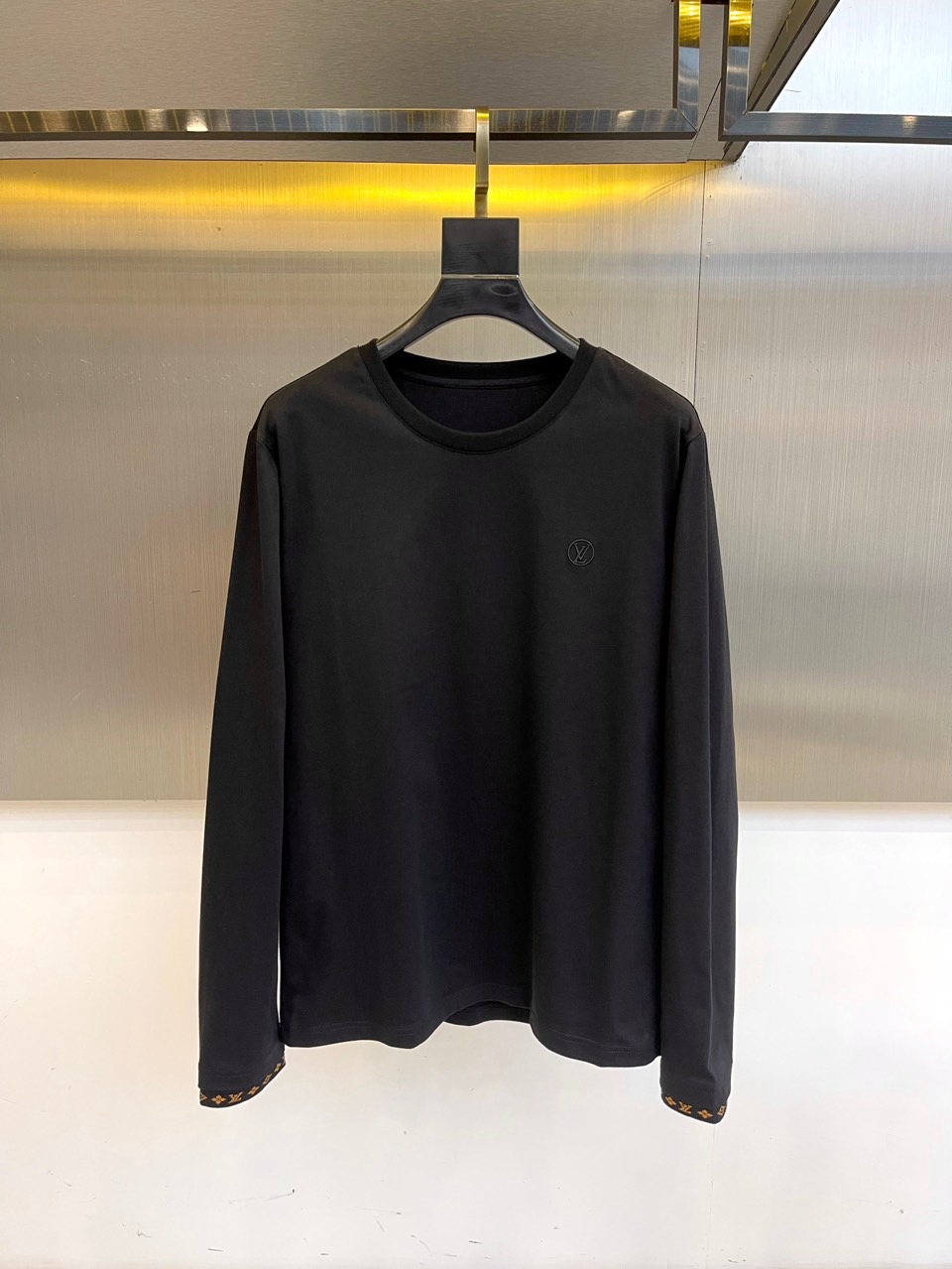 1v、2025秋冬男士系列 | 纯粹奢华，细节制胜精选高级棉质面料，以纯净为底，打造低调奢华的日常必备。