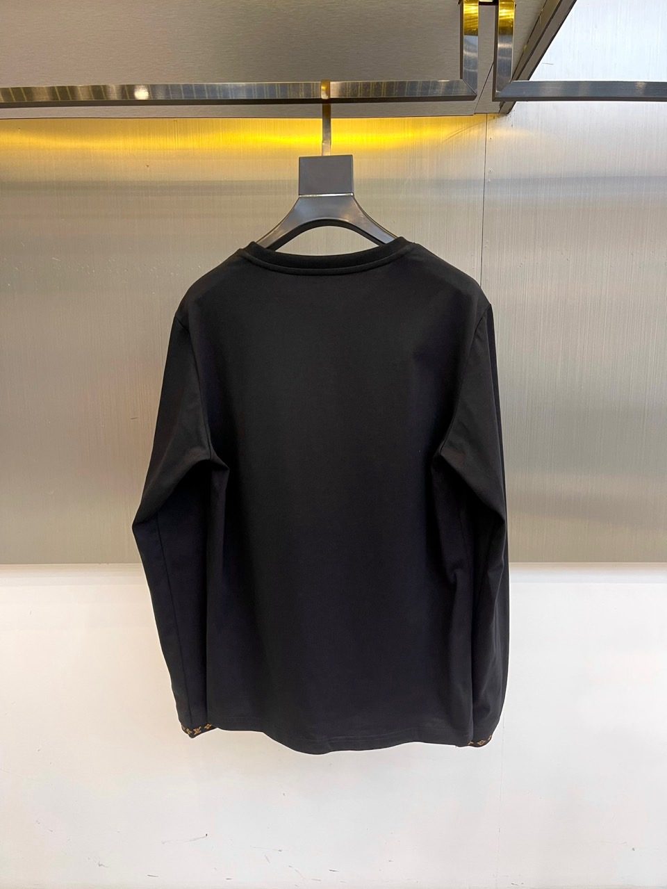 1v、2025秋冬男士系列 | 纯粹奢华，细节制胜精选高级棉质面料，以纯净为底，打造低调奢华的日常必备。