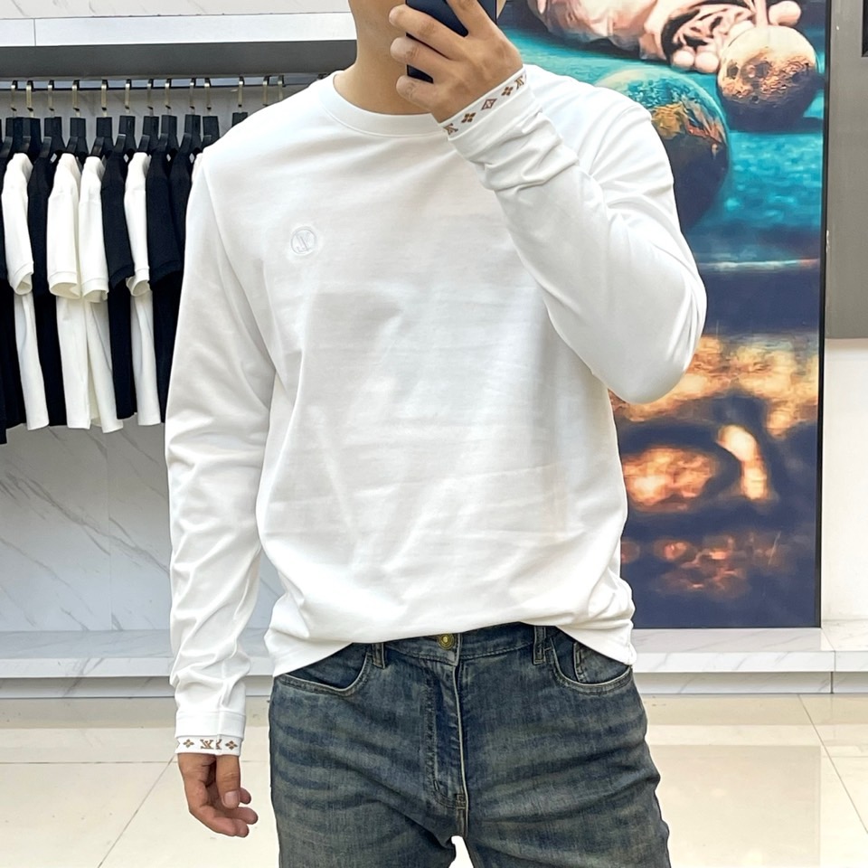 1v、2025秋冬男士系列 | 纯粹奢华，细节制胜精选高级棉质面料，以纯净为底，打造低调奢华的日常必备。