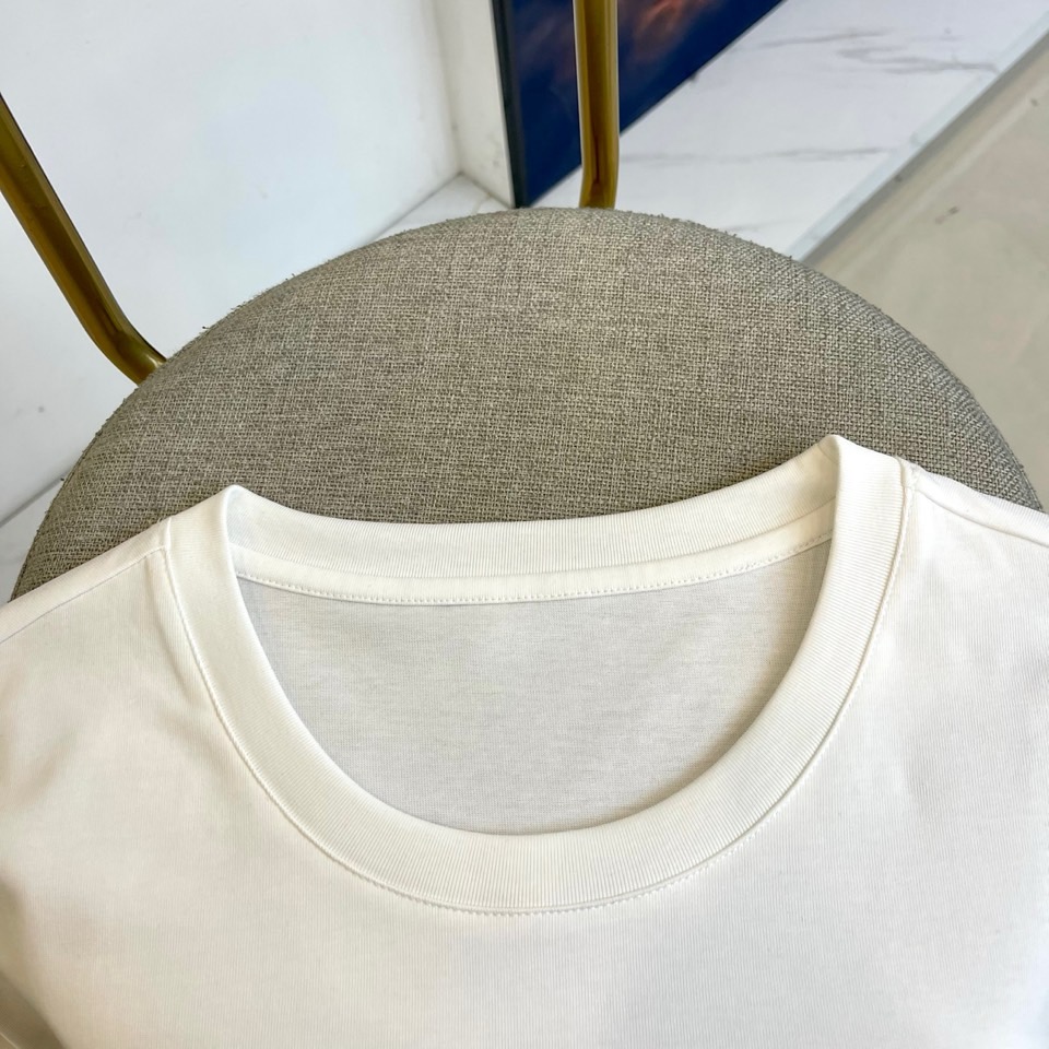 1v、2025秋冬男士系列 | 纯粹奢华，细节制胜精选高级棉质面料，以纯净为底，打造低调奢华的日常必备。