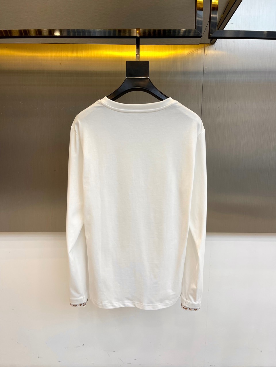 1v、2025秋冬男士系列 | 纯粹奢华，细节制胜精选高级棉质面料，以纯净为底，打造低调奢华的日常必备。