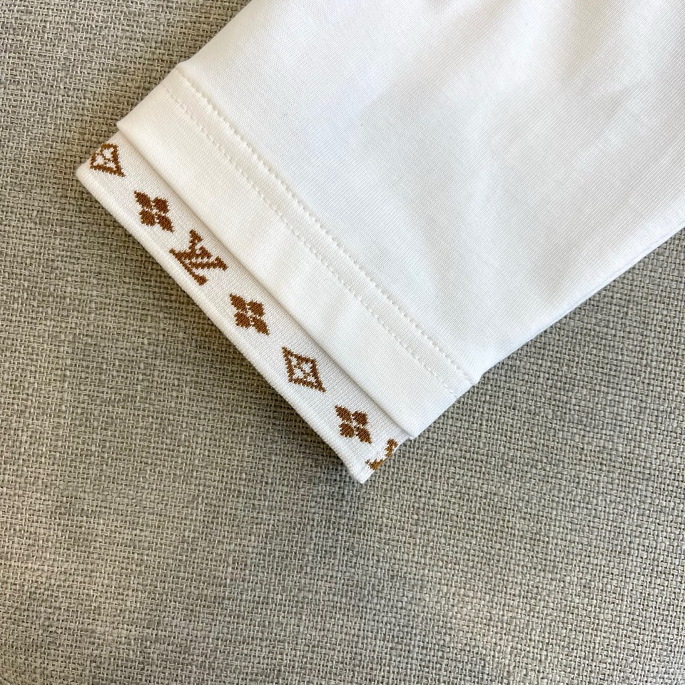 1v、2025秋冬男士系列 | 纯粹奢华，细节制胜精选高级棉质面料，以纯净为底，打造低调奢华的日常必备。