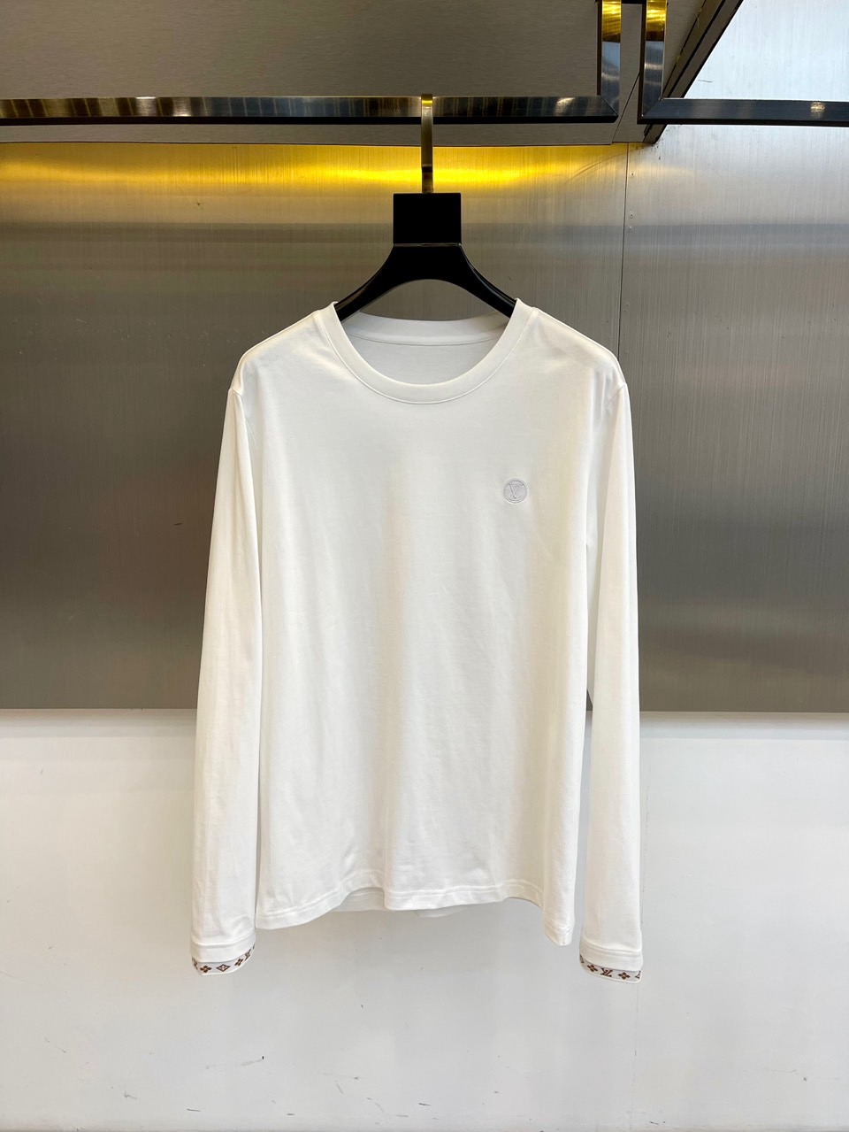 1v、2025秋冬男士系列 | 纯粹奢华，细节制胜精选高级棉质面料，以纯净为底，打造低调奢华的日常必备。