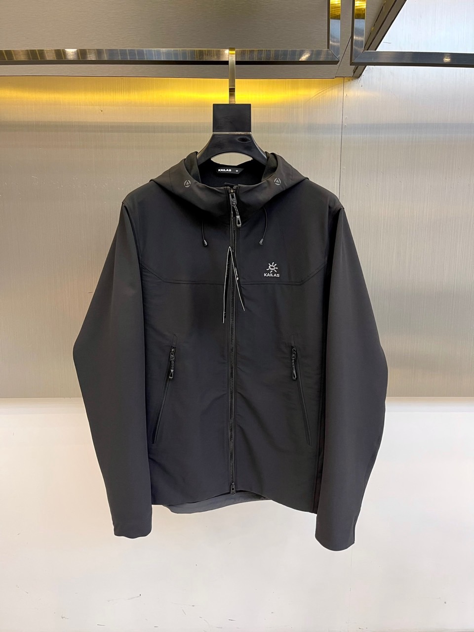 KAILAS凯乐石、2025秋冬机能夹克 | 山系美学，都市穿梭54%锦纶+36%聚酯纤维+10%氨纶的
