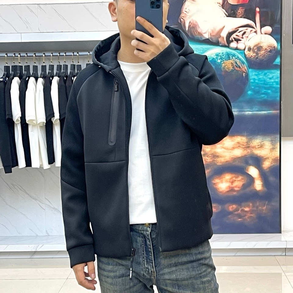 LOEWE罗意威、2025秋冬新品连帽夹克，空气层面料，轻盈无负担。创新空气层结构，轻盈蓬松却保持挺括轮