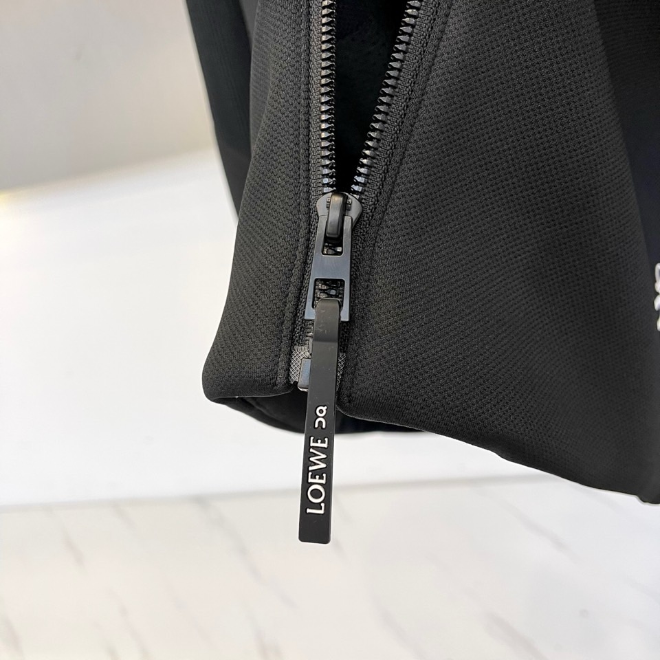 LOEWE罗意威、2025秋冬新品连帽夹克，空气层面料，轻盈无负担。创新空气层结构，轻盈蓬松却保持挺括轮