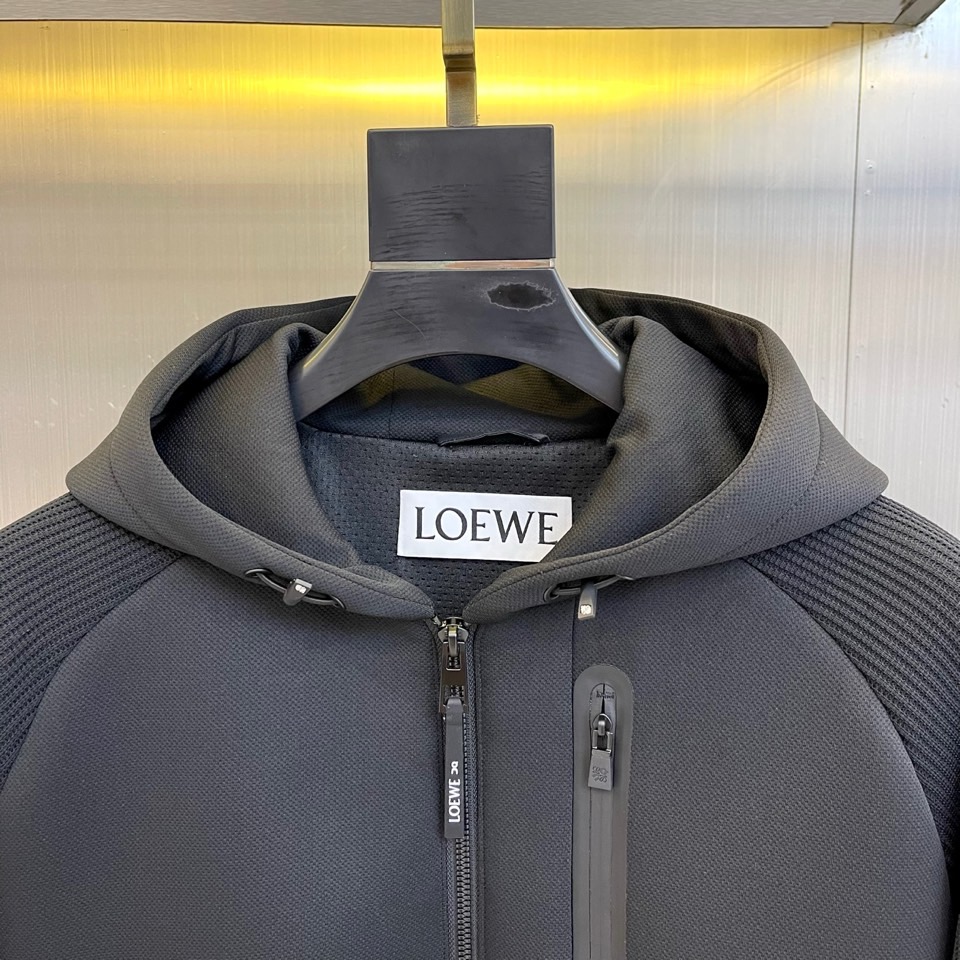 LOEWE罗意威、2025秋冬新品连帽夹克，空气层面料，轻盈无负担。创新空气层结构，轻盈蓬松却保持挺括轮