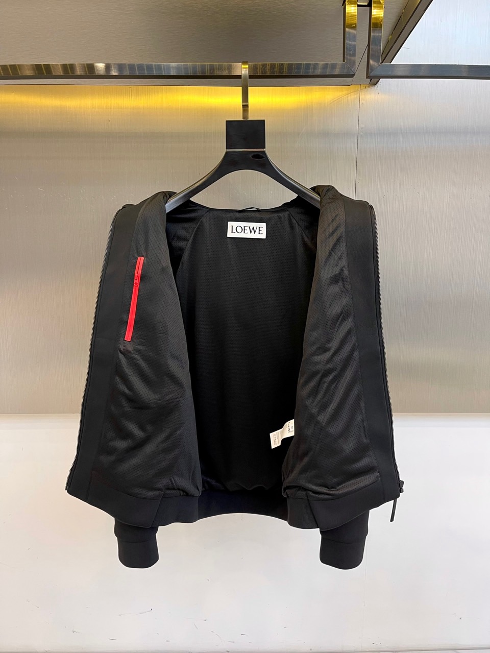 LOEWE罗意威、2025秋冬新品连帽夹克，空气层面料，轻盈无负担。创新空气层结构，轻盈蓬松却保持挺括轮