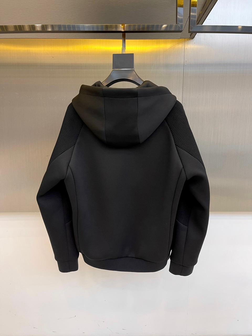 LOEWE罗意威、2025秋冬新品连帽夹克，空气层面料，轻盈无负担。创新空气层结构，轻盈蓬松却保持挺括轮