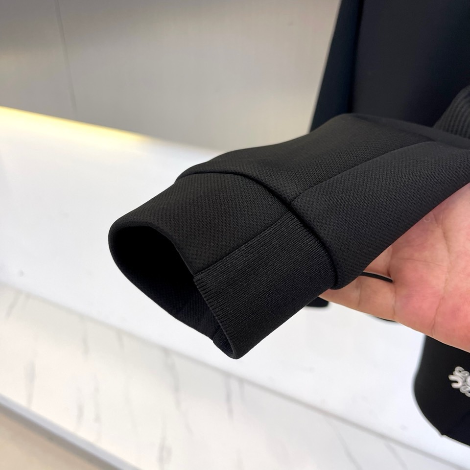 LOEWE罗意威、2025秋冬新品连帽夹克，空气层面料，轻盈无负担。创新空气层结构，轻盈蓬松却保持挺括轮