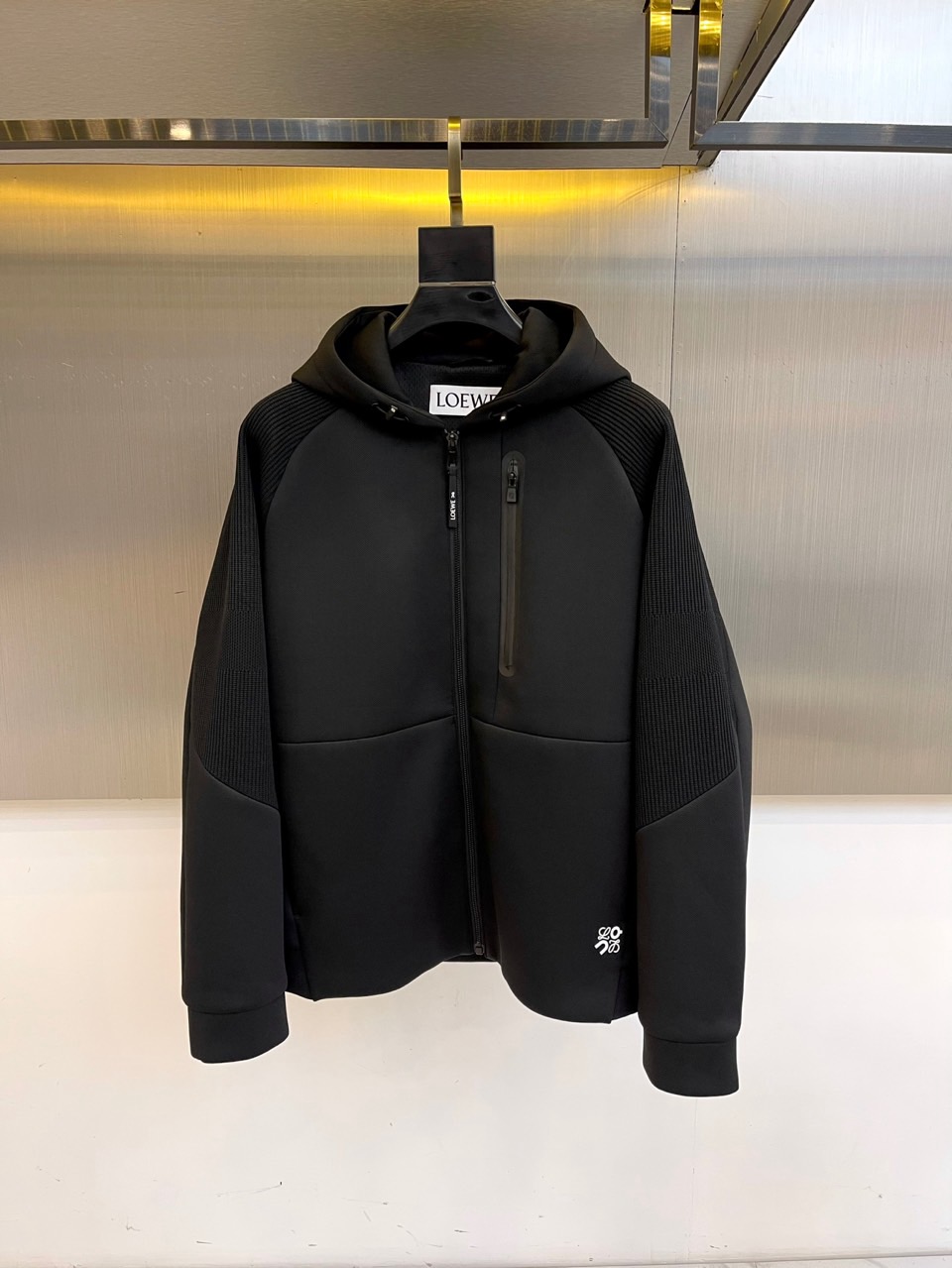 LOEWE罗意威、2025秋冬新品连帽夹克，空气层面料，轻盈无负担。创新空气层结构，轻盈蓬松却保持挺括轮