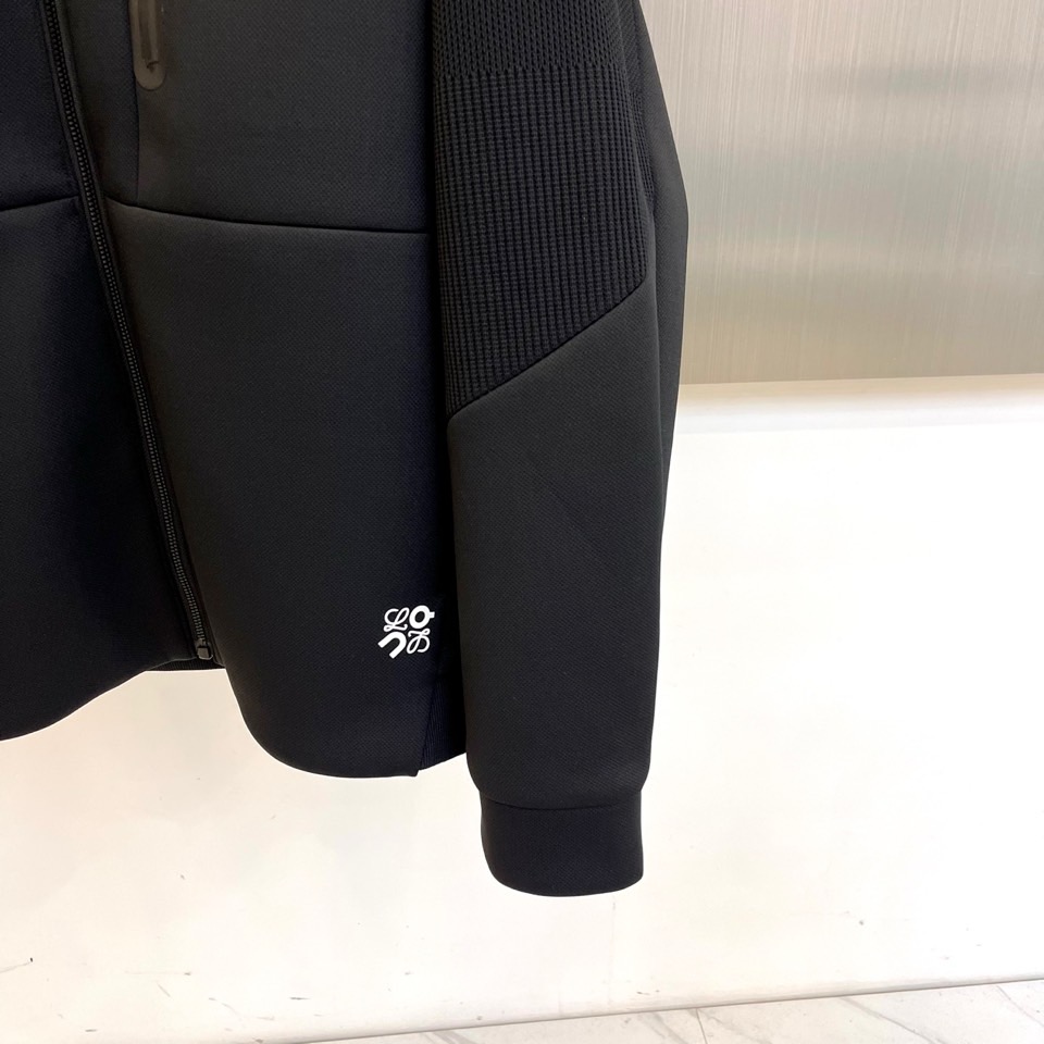 LOEWE罗意威、2025秋冬新品连帽夹克，空气层面料，轻盈无负担。创新空气层结构，轻盈蓬松却保持挺括轮