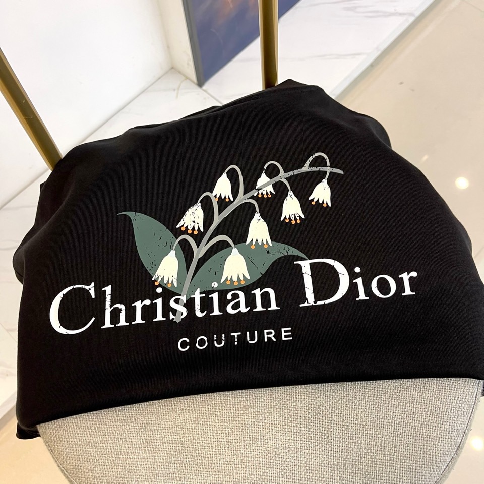 Dio迪奥、2025秋冬中袖打底衫。左胸烫金