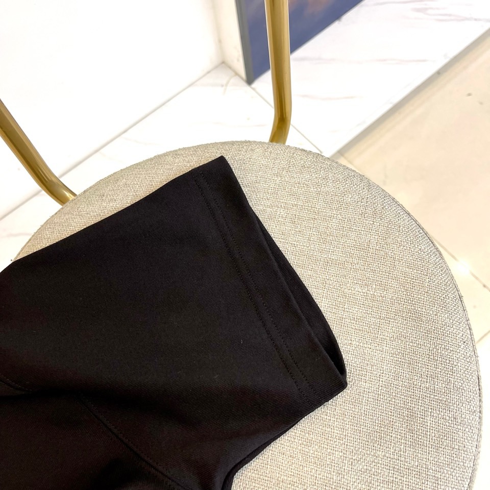 Dio迪奥、2025秋冬中袖打底衫。左胸烫金