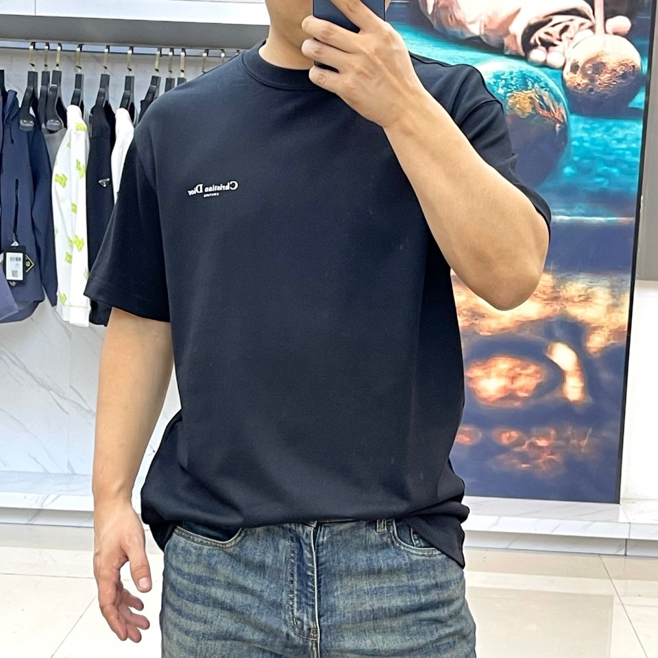 Dio迪奥、2025秋冬中袖打底衫。左胸烫金