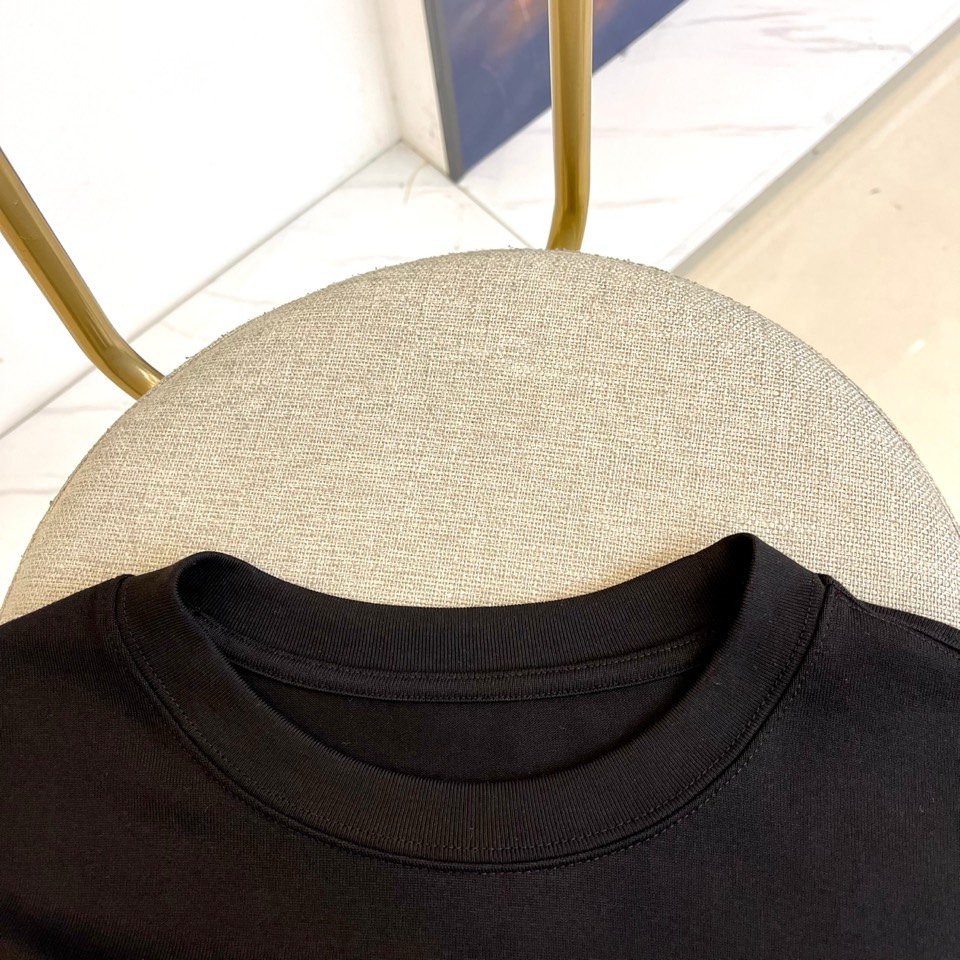 Dio迪奥、2025秋冬中袖打底衫。左胸烫金