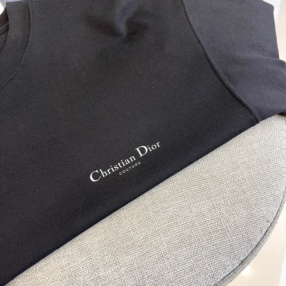 Dio迪奥、2025秋冬中袖打底衫。左胸烫金