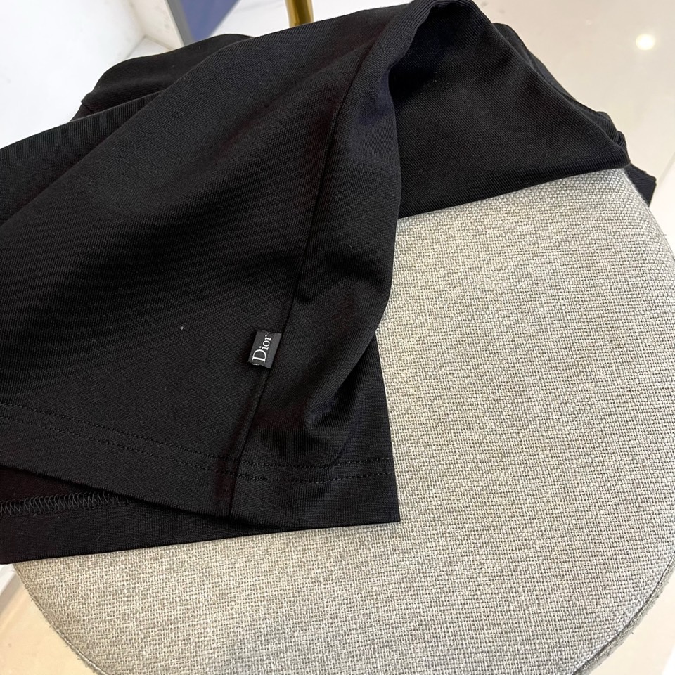 Dio迪奥、2025秋冬中袖打底衫。左胸烫金