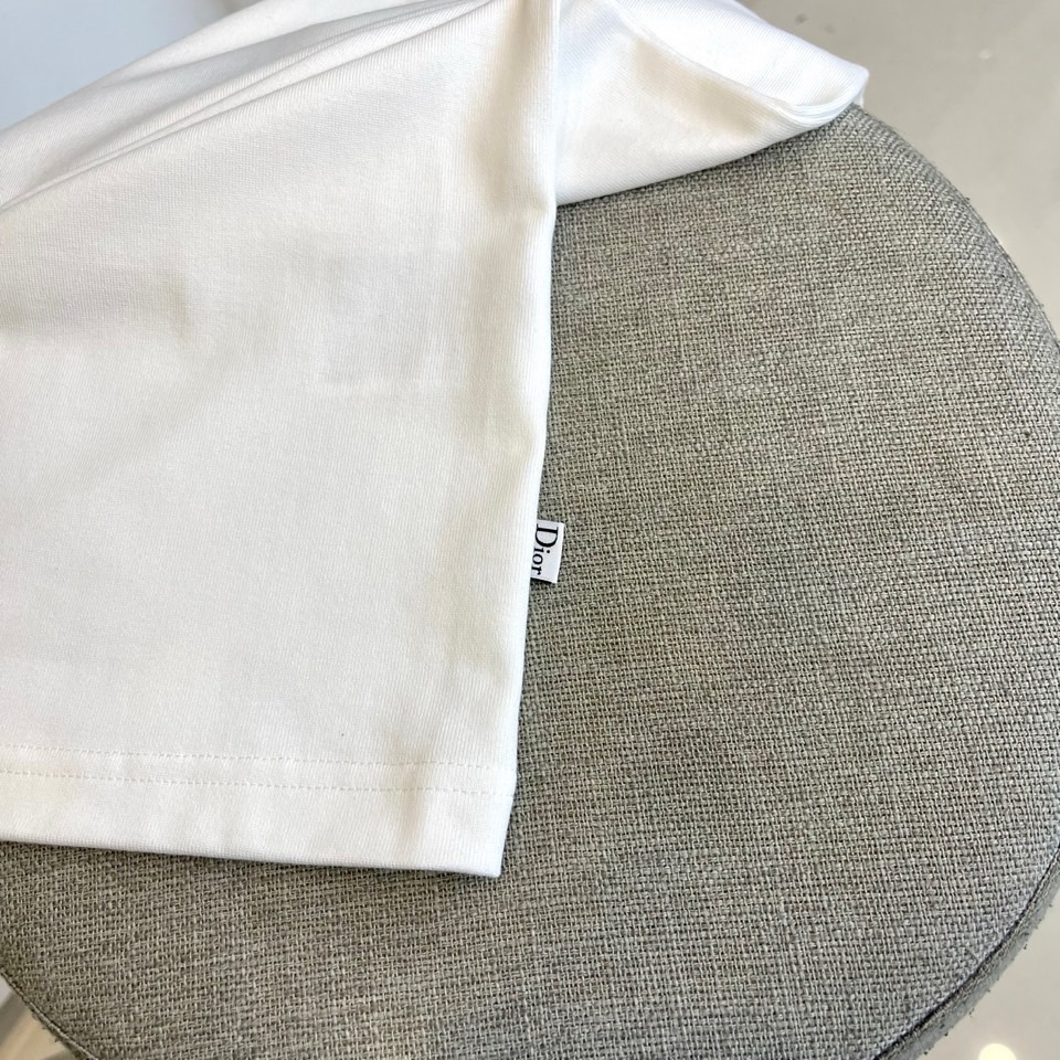 Dio迪奥、2025秋冬中袖打底衫。左胸烫金