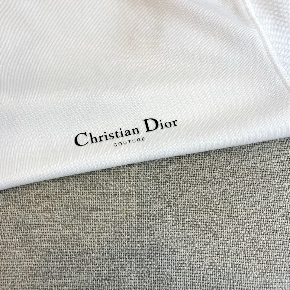 Dio迪奥、2025秋冬中袖打底衫。左胸烫金