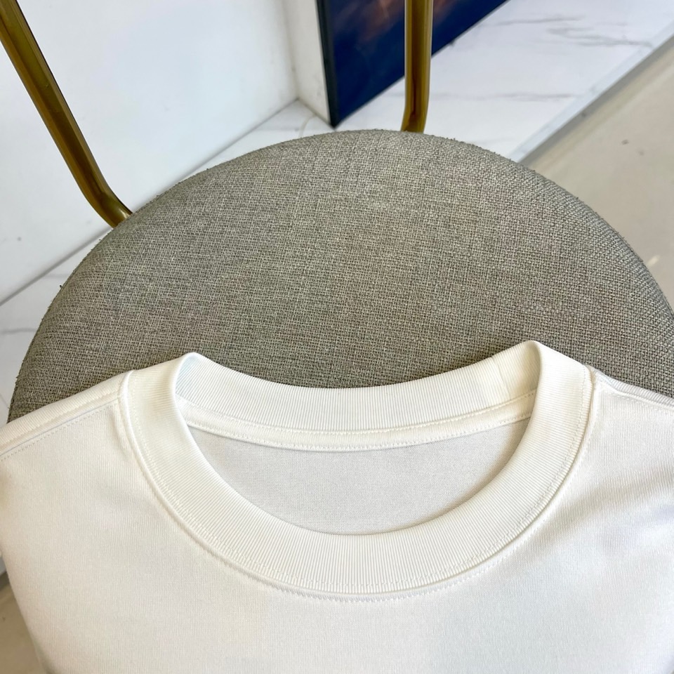 Dio迪奥、2025秋冬中袖打底衫。左胸烫金