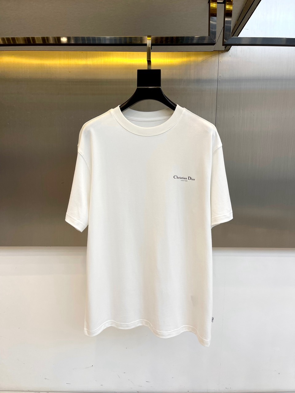 Dio迪奥、2025秋冬中袖打底衫。左胸烫金