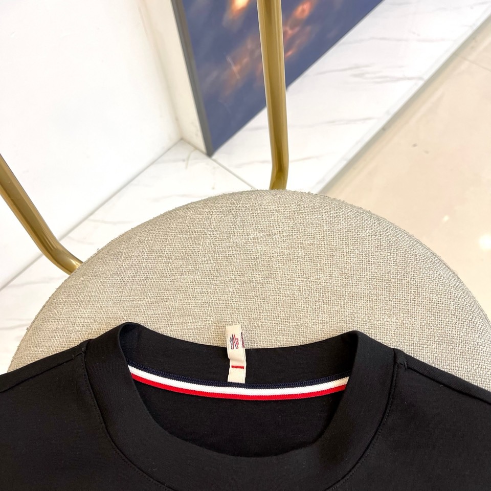 Mon蒙口、2025秋冬中袖打底衫，Moncler Grenoble系列白色中袖衫，将阿尔卑斯山脉坐标（