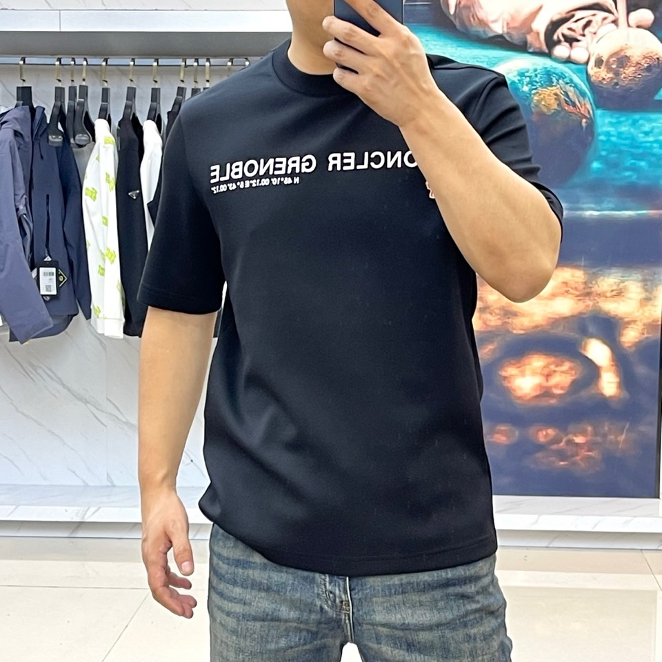 Mon蒙口、2025秋冬中袖打底衫，Moncler Grenoble系列白色中袖衫，将阿尔卑斯山脉坐标（