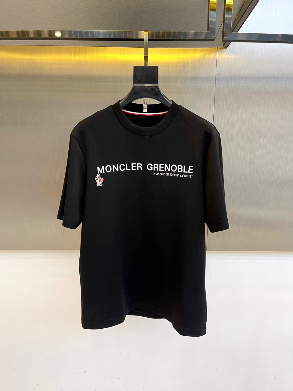 Mon蒙口、2025秋冬中袖打底衫，Moncler Grenoble系列白色中袖衫，将阿尔卑斯山脉坐标（