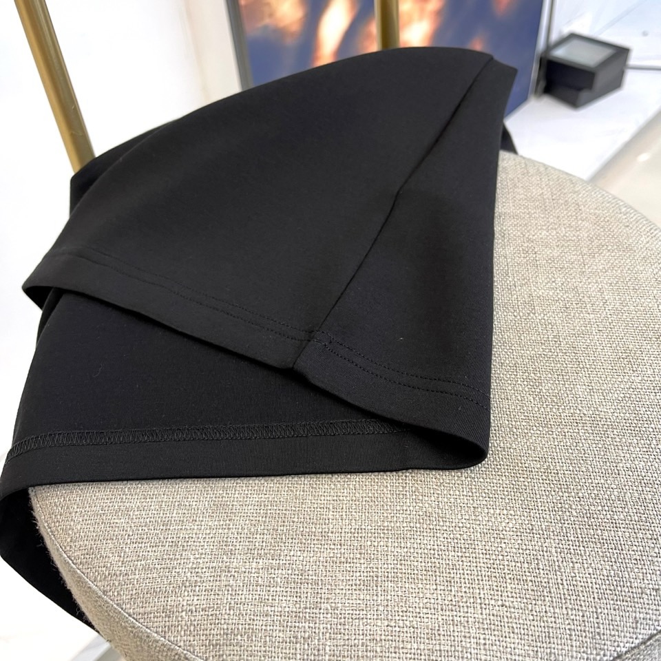 Mon蒙口、2025秋冬中袖打底衫，Moncler Grenoble系列白色中袖衫，将阿尔卑斯山脉坐标（