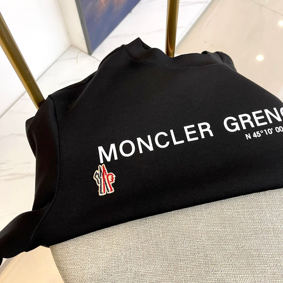 Mon蒙口、2025秋冬中袖打底衫，Moncler Grenoble系列白色中袖衫，将阿尔卑斯山脉坐标（