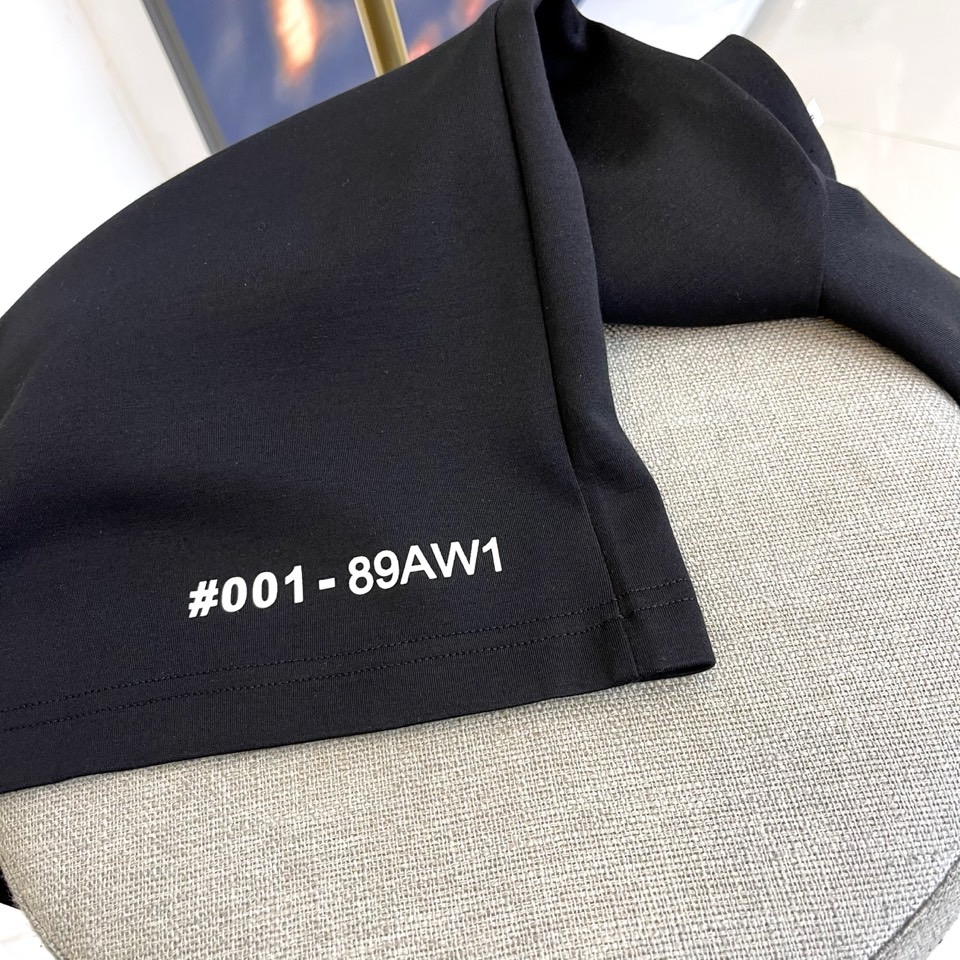 Mon蒙口、2025秋冬中袖打底衫，Moncler Grenoble系列白色中袖衫，将阿尔卑斯山脉坐标（