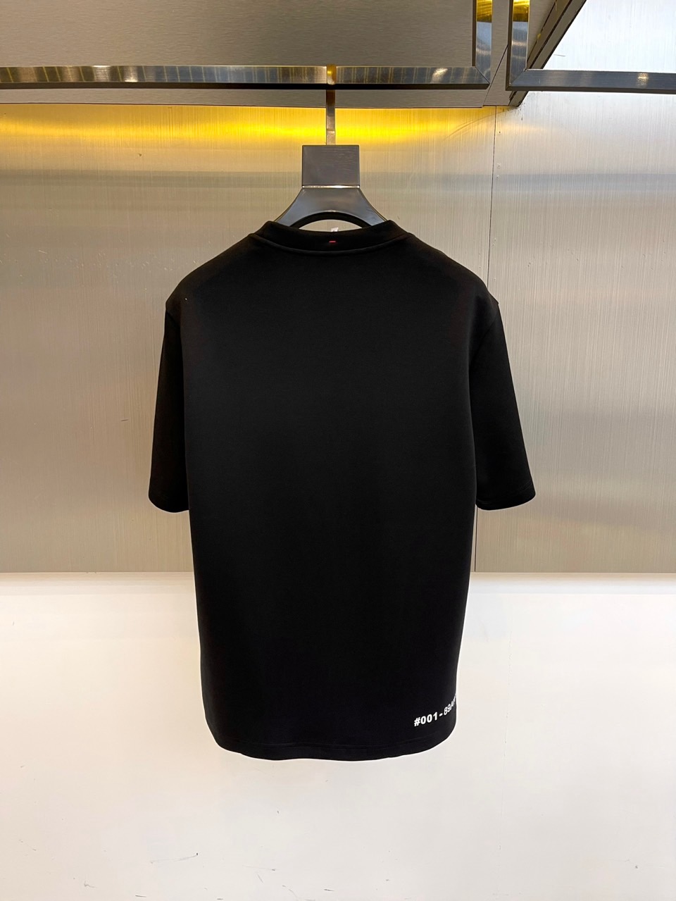 Mon蒙口、2025秋冬中袖打底衫，Moncler Grenoble系列白色中袖衫，将阿尔卑斯山脉坐标（