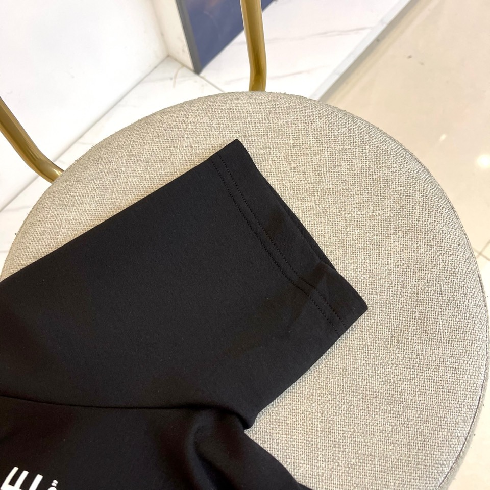 Mon蒙口、2025秋冬中袖打底衫，Moncler Grenoble系列白色中袖衫，将阿尔卑斯山脉坐标（