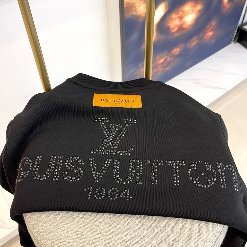 Louis V驴家、2025秋冬暖绒卫衣。胸前精致的