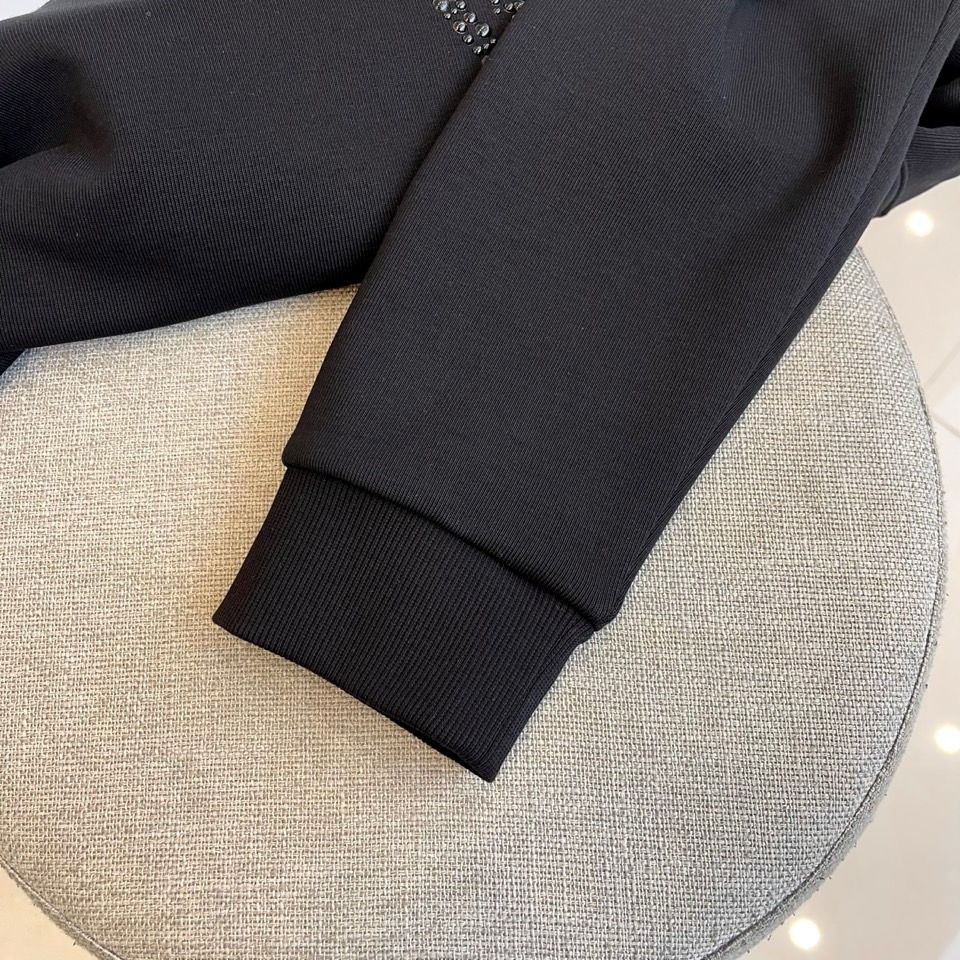 Louis V驴家、2025秋冬暖绒卫衣。胸前精致的