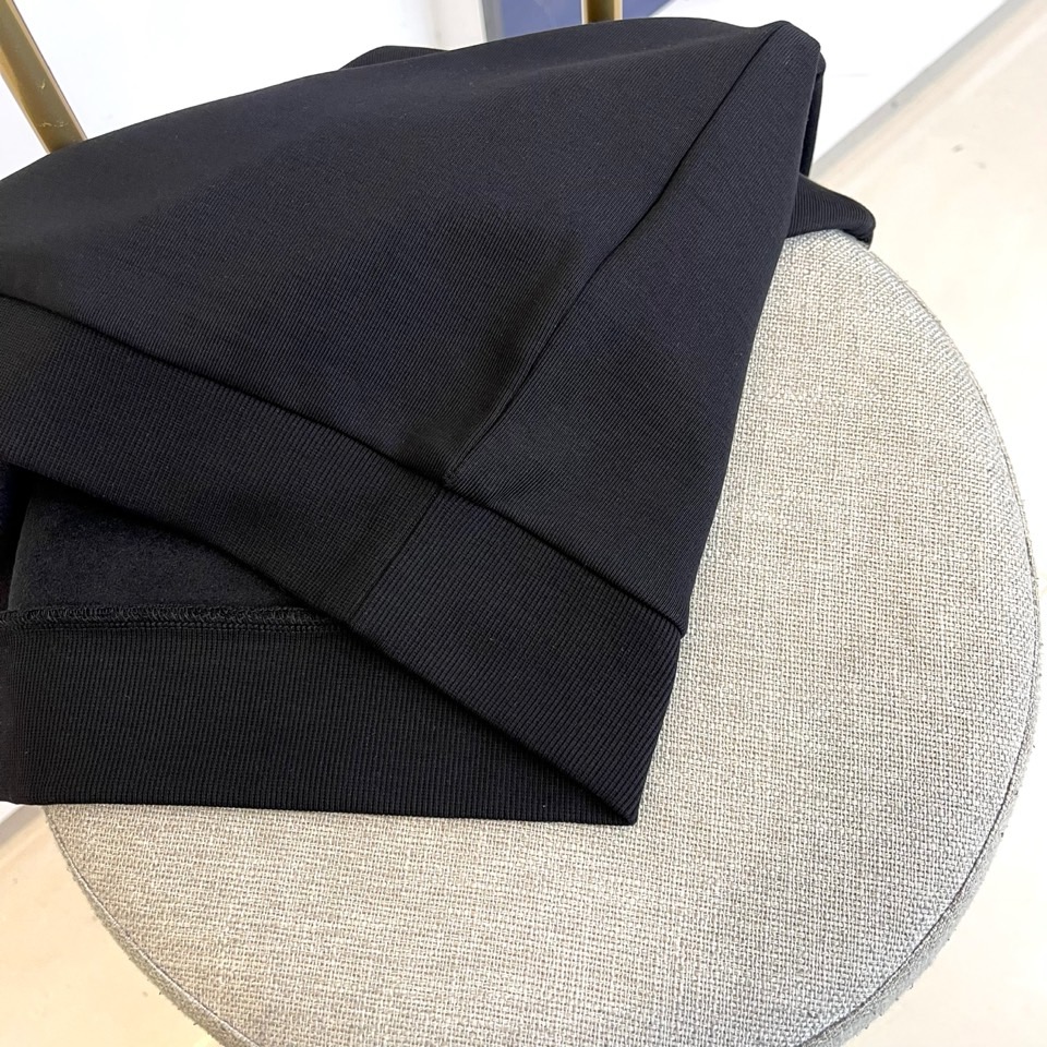 Louis V驴家、2025秋冬暖绒卫衣。胸前精致的