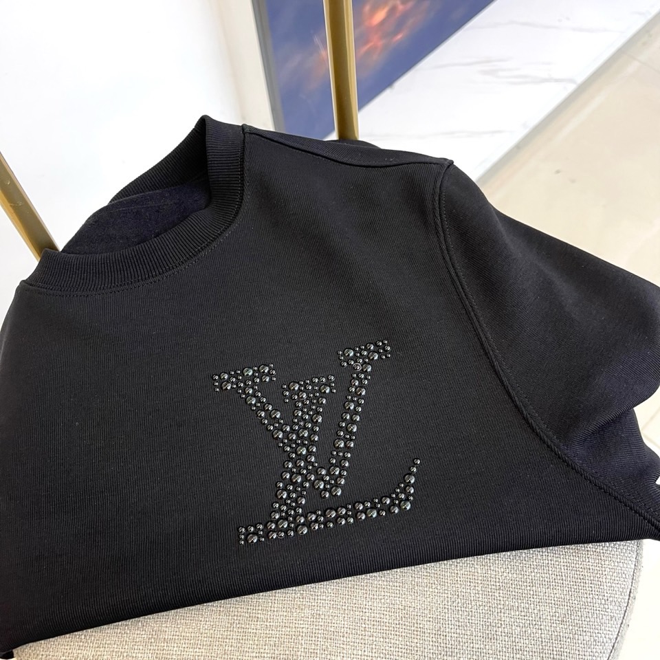 Louis V驴家、2025秋冬暖绒卫衣。胸前精致的