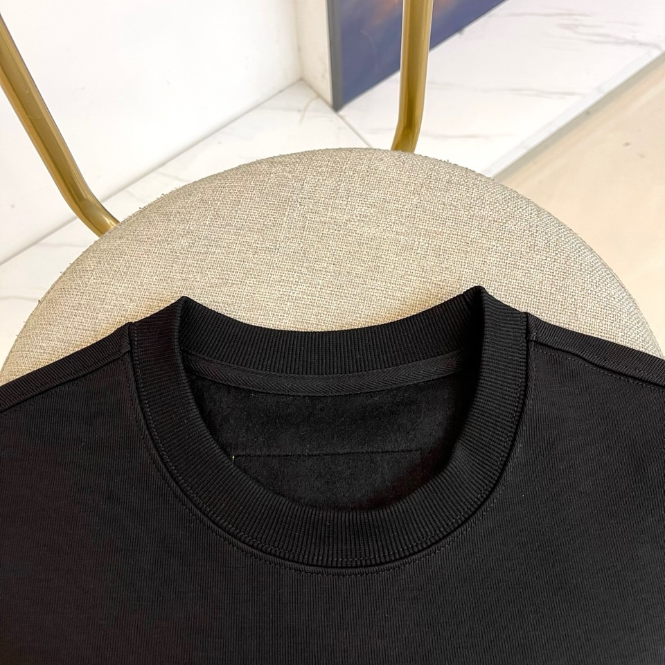 Louis V驴家、2025秋冬暖绒卫衣。胸前精致的