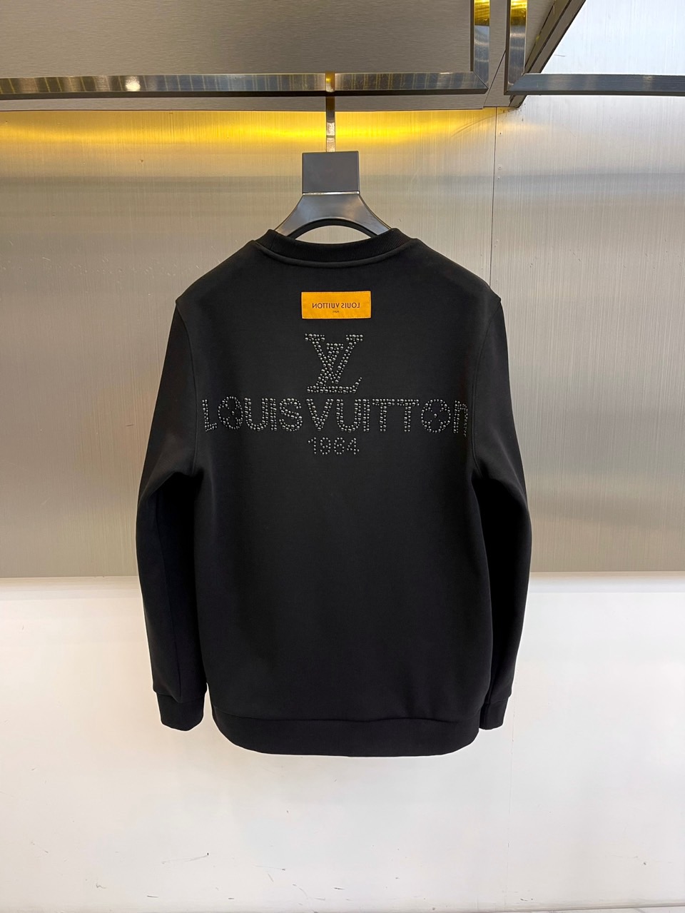 Louis V驴家、2025秋冬暖绒卫衣。胸前精致的