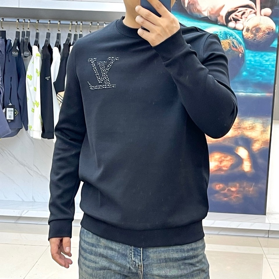 Louis V驴家、2025秋冬暖绒卫衣。胸前精致的