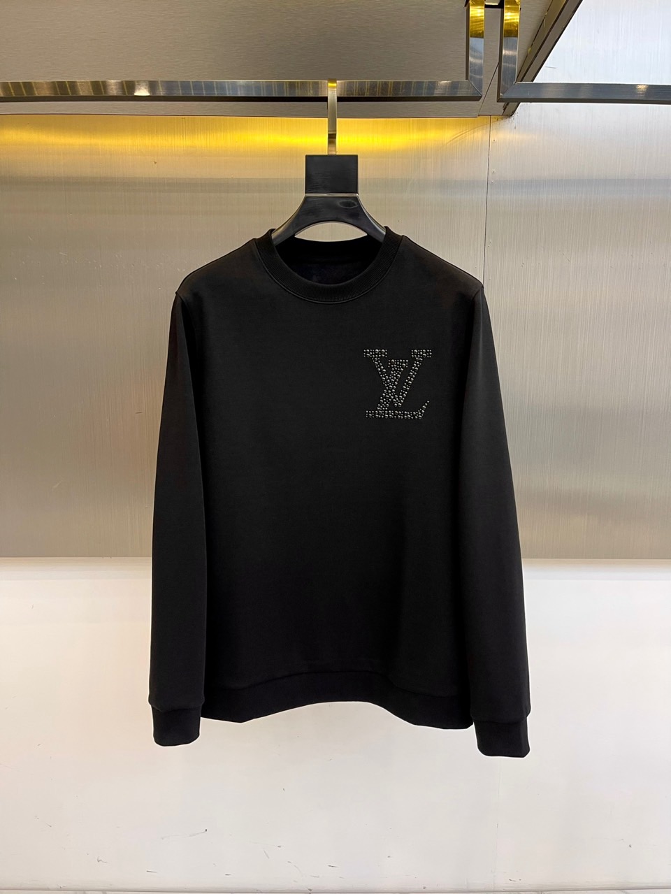 Louis V驴家、2025秋冬暖绒卫衣。胸前精致的