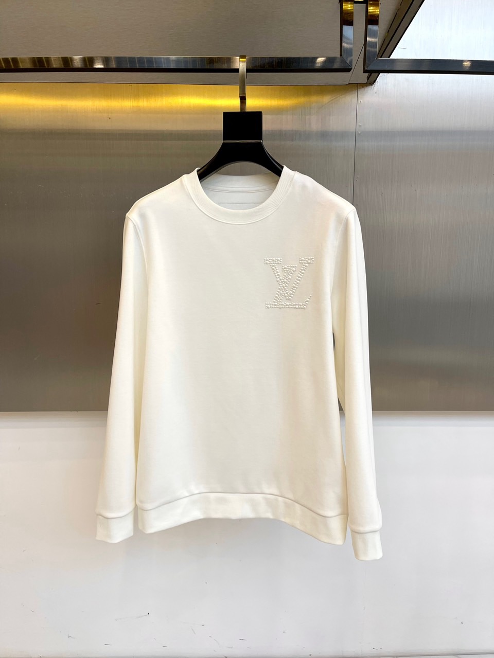 Louis V驴家、2025秋冬暖绒卫衣。胸前精致的